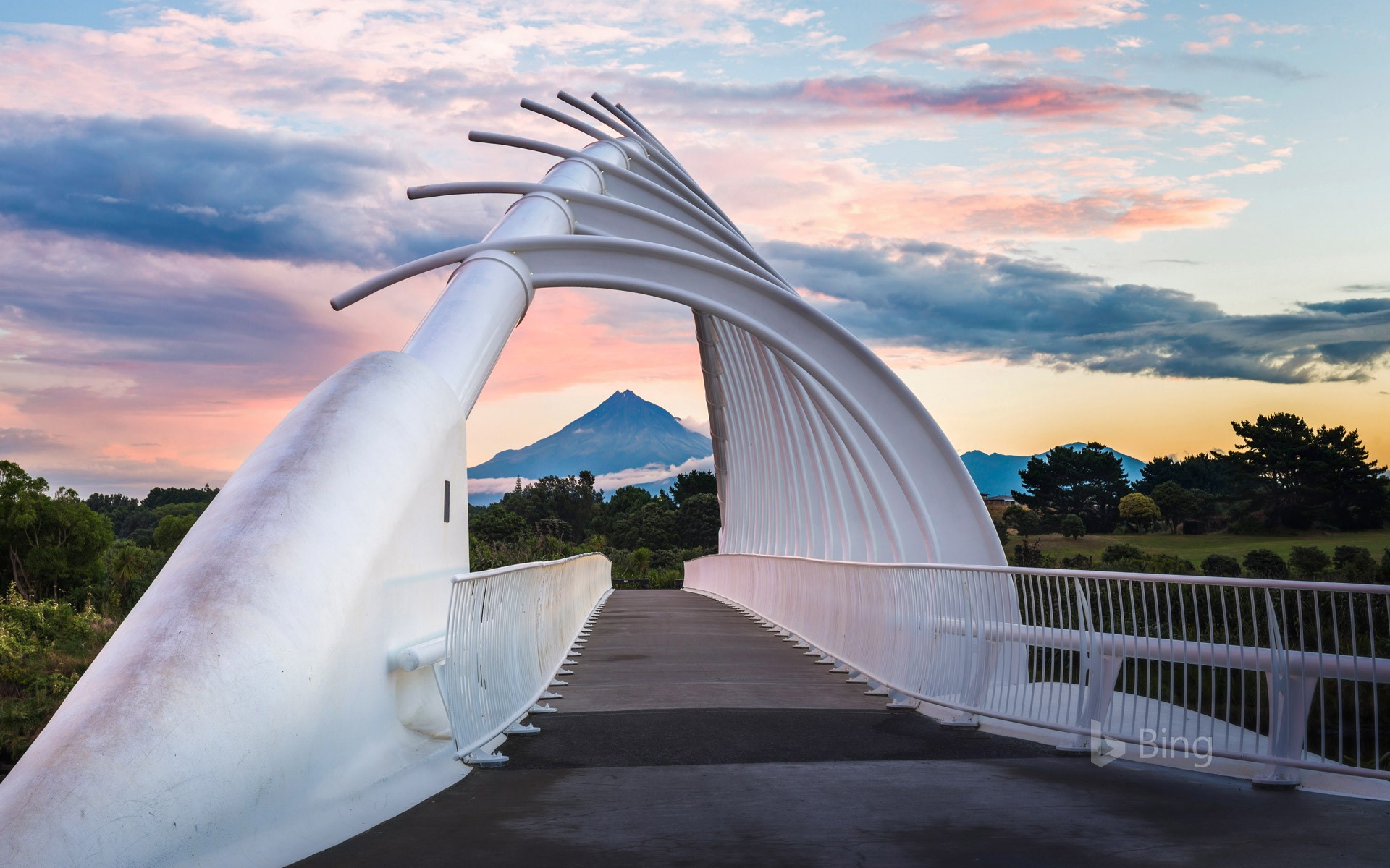 Te Rewa Rewa Bridge near New Plymouth, New Zealand - WindowsCenter.nl