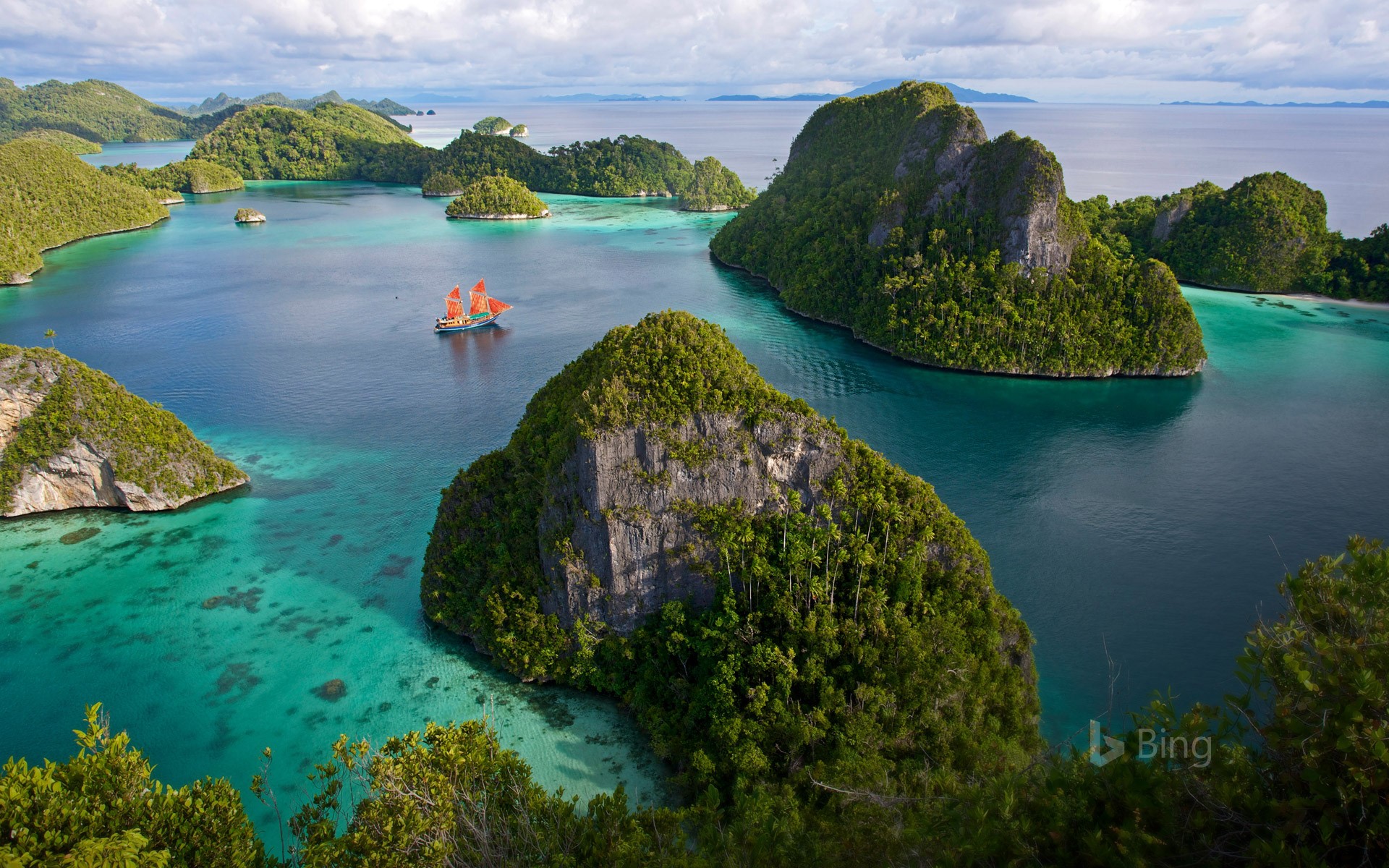 Wayag Islands in the Raja Ampat Islands of Indonesia - WindowsCenter.nl